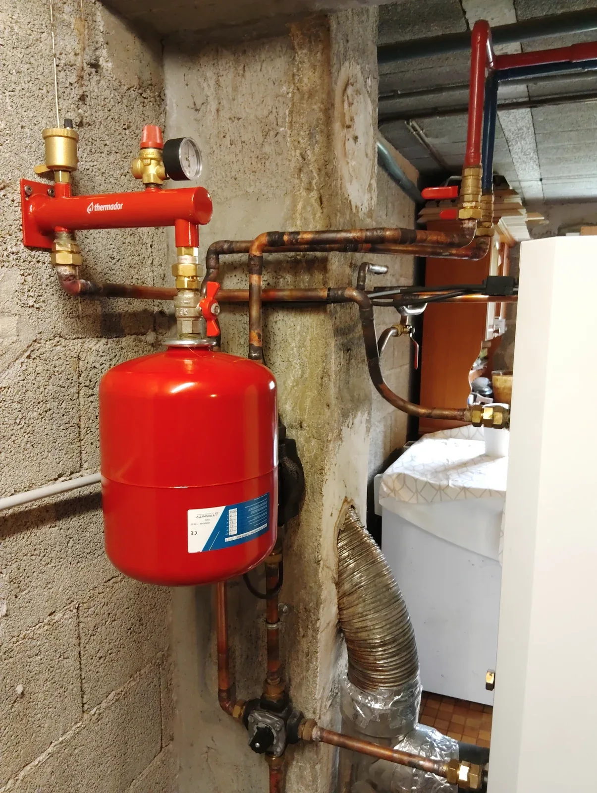 Vase d’expansion rouge et installation de chauffage